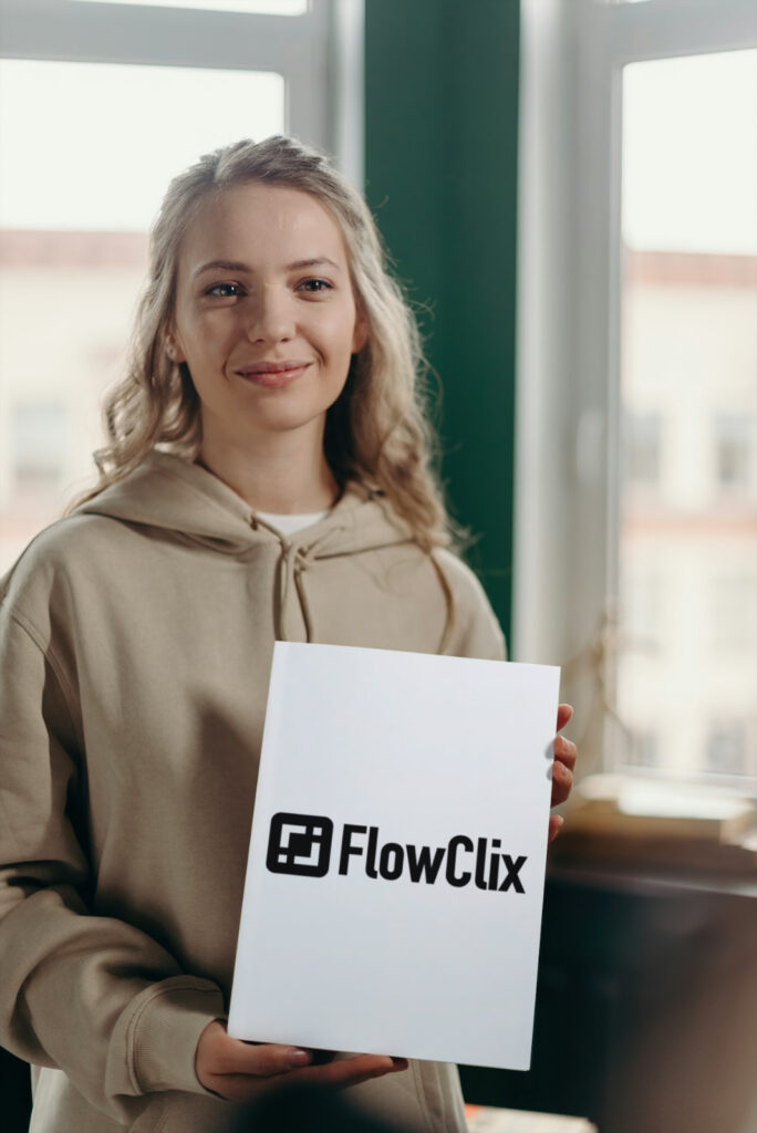 cliente referido con cartel de FlowClix